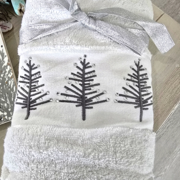 Rhinestone Christmas Tree bathroom Towels 2 pk. *New* - Picture 1 of 1